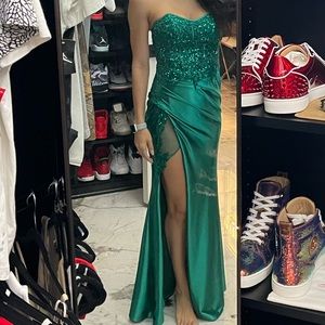 Emerald green dress💚